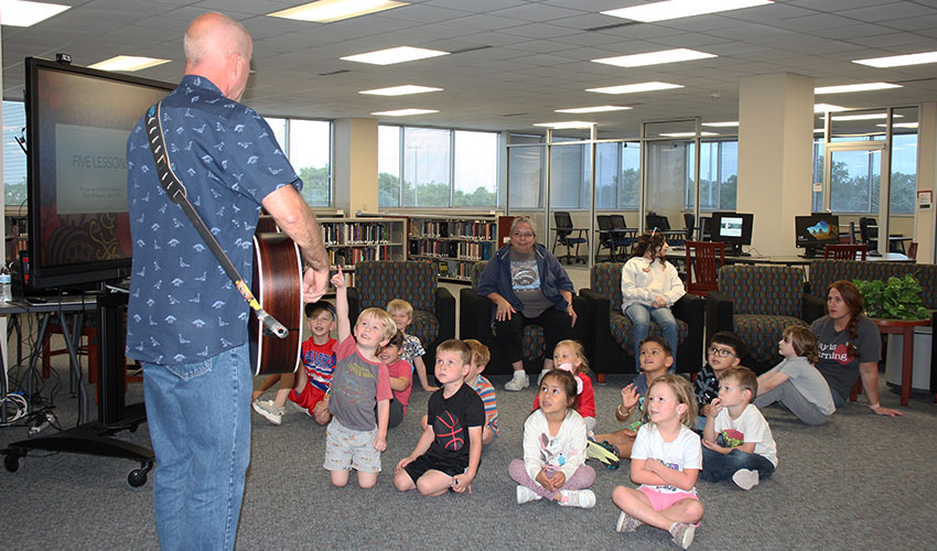 Tom Wilbeck singing to the kids.