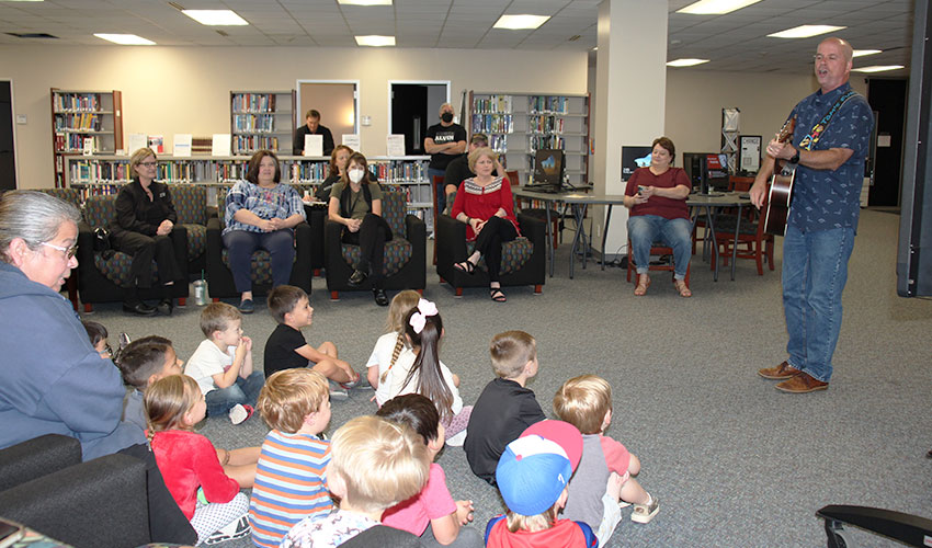 Tom Wilbeck singing to the kids and the audience.